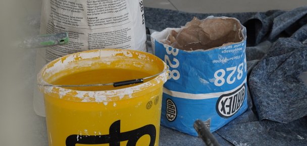 Im Gebäude sind noch Baumaterialien zu sehen.