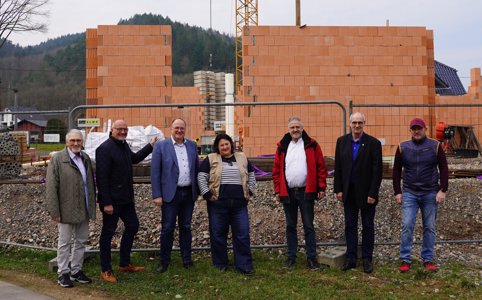 v.l.n.r.: Jürgen de Temple (Stellvertretender Verbandsvorsteher des Zweckverbandes Sozialstation A-denau-Altenahr), Jürgen Schwarzmann (Ortsbürgermeister der Ortsgemeinde Hönningen), Guido Nisius (Verbandsvorste-her des Zweckverbandes Sozialstation Adenau-Altenahr), Alexandra Geiser (action medeor), Uwe Szymanski (Leitung der Sozialstation Adenau-Altenahr), Ralf Kriechel (Architekt) und Bernhard Jüngling (Fachbereichsleitung des Fachbereichs Organisation und Verwaltungssteuerung der Verbandsgemeindeverwaltung Adenau)