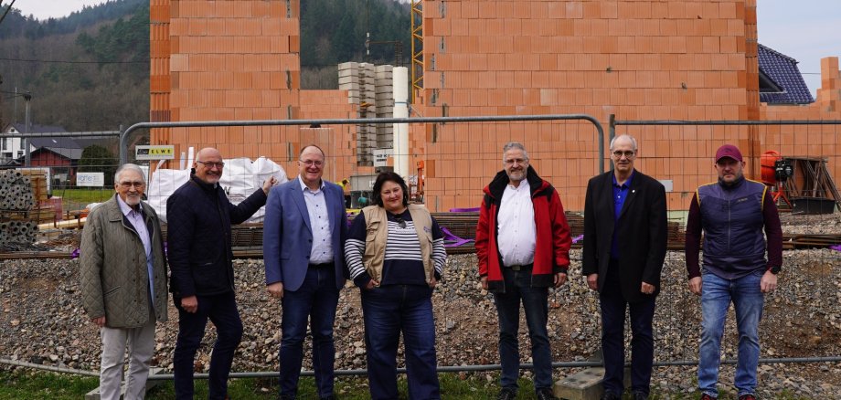 v.l.n.r.: Jürgen de Temple (Stellvertretender Verbandsvorsteher des Zweckverbandes Sozialstation A-denau-Altenahr), Jürgen Schwarzmann (Ortsbürgermeister der Ortsgemeinde Hönningen), Guido Nisius (Verbandsvorste-her des Zweckverbandes Sozialstation Adenau-Altenahr), Alexandra Geiser (action medeor), Uwe Szymanski (Leitung der Sozialstation Adenau-Altenahr), Ralf Kriechel (Architekt) und Bernhard Jüngling (Fachbereichsleitung des Fachbereichs Organisation und Verwaltungssteuerung der Verbandsgemeindeverwaltung Adenau)