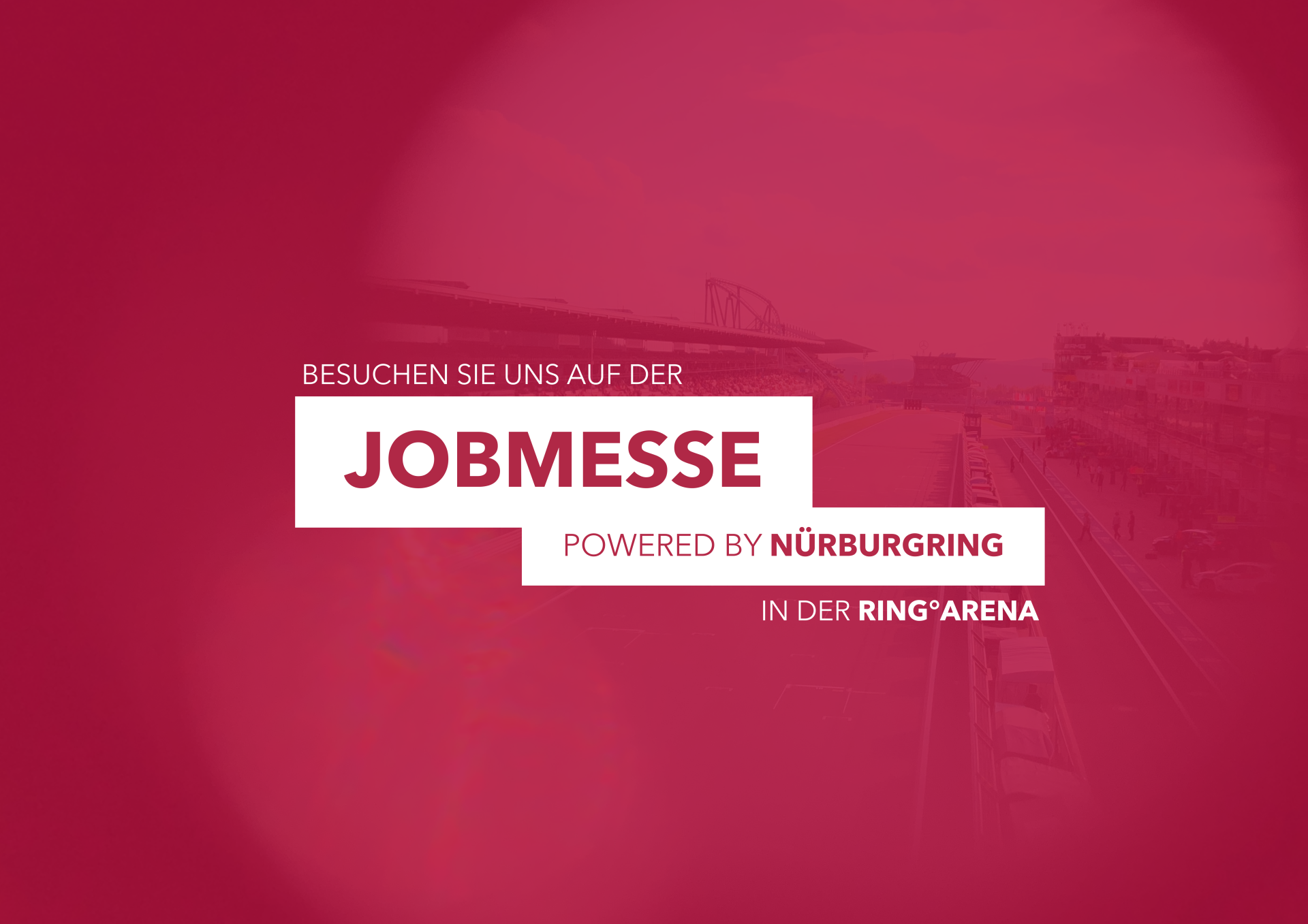 Blaues Werbebild mit dem Text: „Besuchen Sie uns auf der Jobmesse powered by Nürburgring in der ring°arena“. Im Hintergrund ist die Rennstrecke des Nürburgrings mit Tribünen und Boxengasse zu sehen.