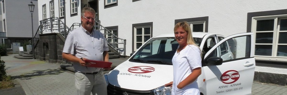 Kerstin Rink Uwe Szymanski Hier ist der Leiter der Sozialstation mit einer Mitarbeiterin aus der Pflege zu sehen.